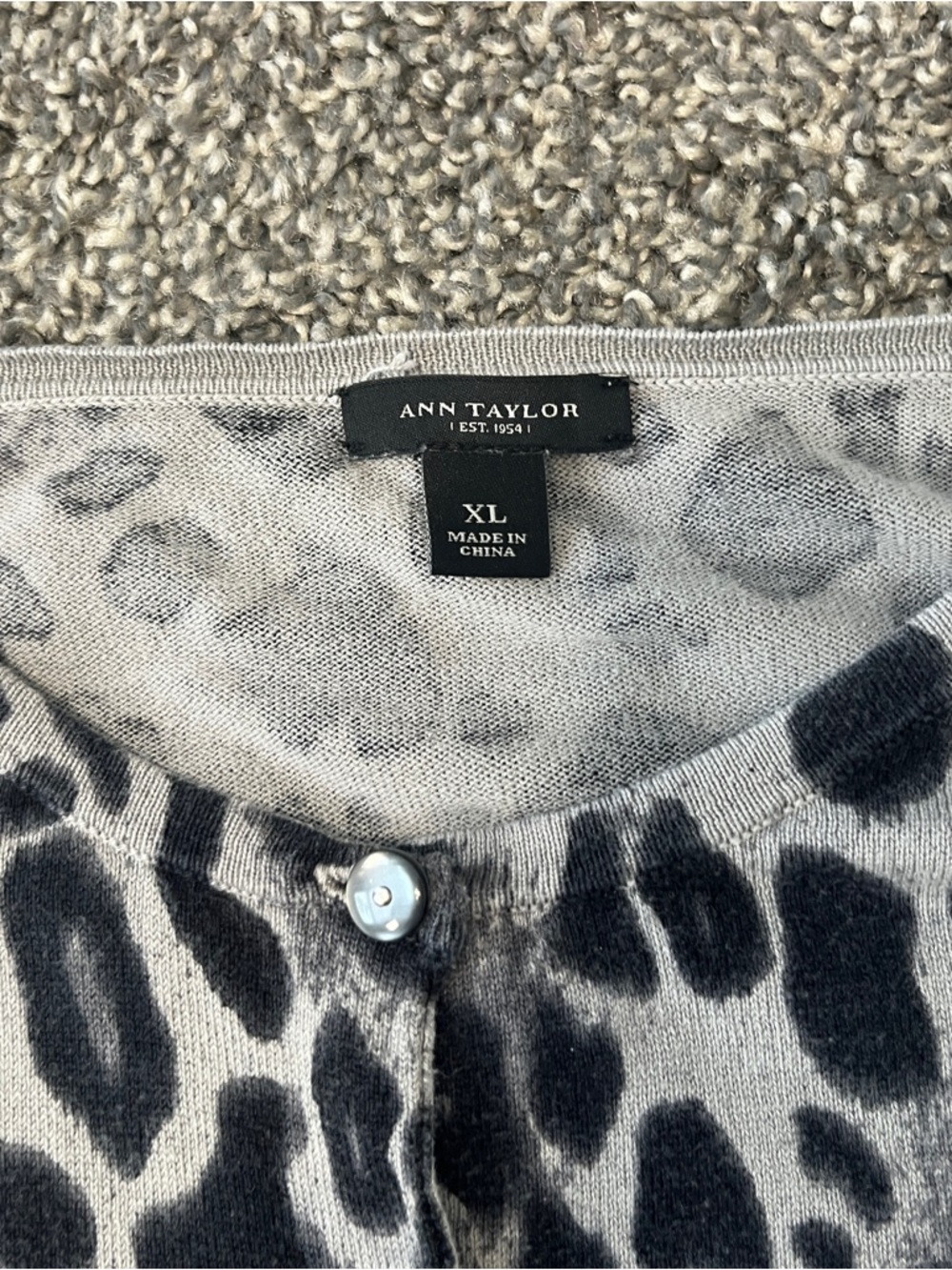 Ann Taylor Gray & Black Leopard Print Button-Down Size XL - Picture 6 of 9